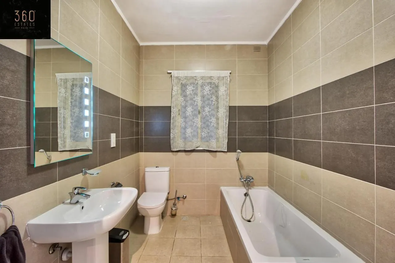 Apartment Sliema Seafront 3Br - Opposite Beach - Ac & Wifi By 360 Estates